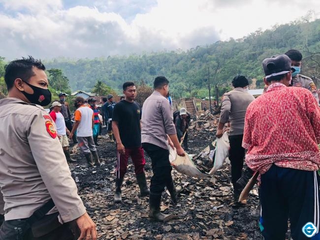 Pasca kebakaran, TNI- Polri Bantu Warga Bersihkan Puing Puing Kebakaran Rumah Di Baturotok